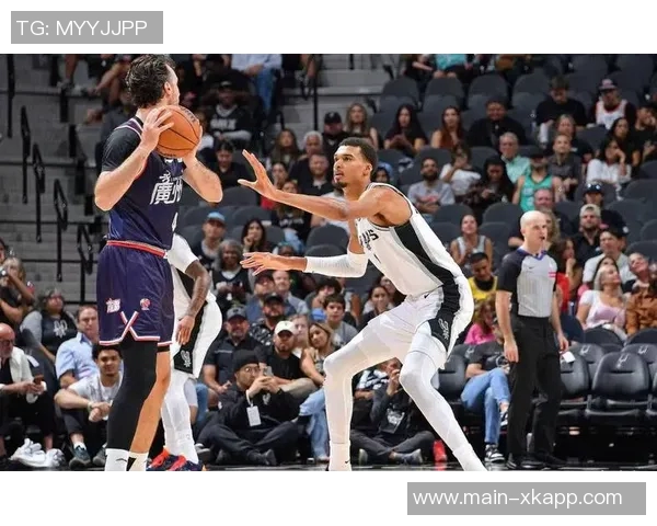 文班在16分钟内表现出色三投三中贡献9分10篮板7助攻3盖帽失误略多但依然完美