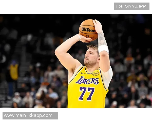 东契奇谈老詹回归球队目标与钓鱼动作背后的友谊故事